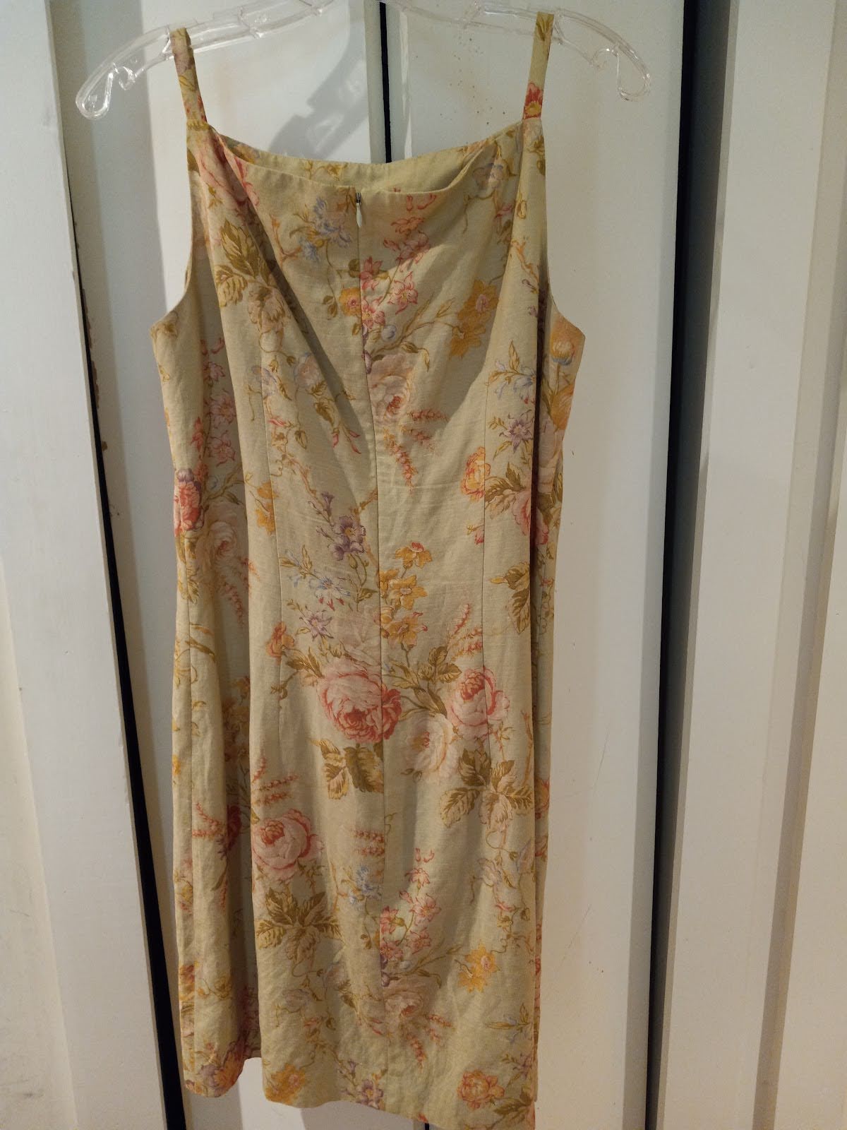 Back of dress , zip to the hi